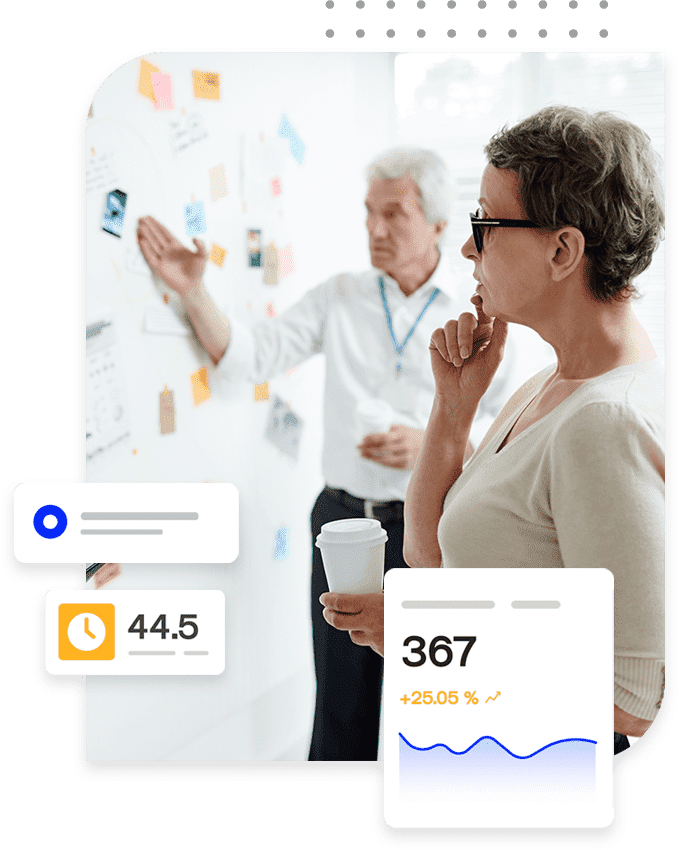 2 אנשים מסתכלים על לוח מחיק במשרד